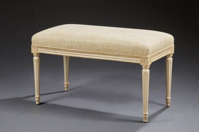 null Tabouret rectangulaire de style Louis XVI formant banquette en bois laqué recouvert...