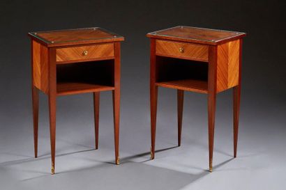null Paire de tables de chevet rectangulaires de style Louis XVI en bois de placage...