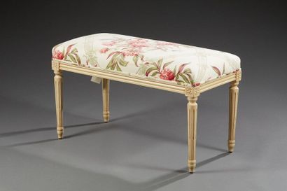 null Un banc de style Louis XVI en bois laqué crème, garni d'une toile de coton imprimée...