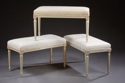 null Tabouret rectangulaire de style Louis XVI formant banquette en bois laqué beige...