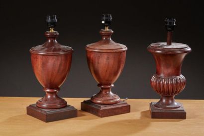 null Lot de trois lampes en bois tourné composé d'une paire d'urnes de style géorgien...