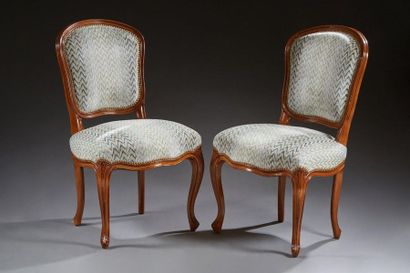 null Paire de chaises de style Louis XV en bois naturel recouvertes de velours à...