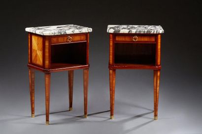 null Paire de tables de chevet de style Louis XVI à pans coupés, en placage de bois...