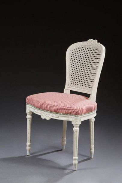 null Chaise de style Louis XVI en bois laqué blanc, le haut du dossier et la ceinture...