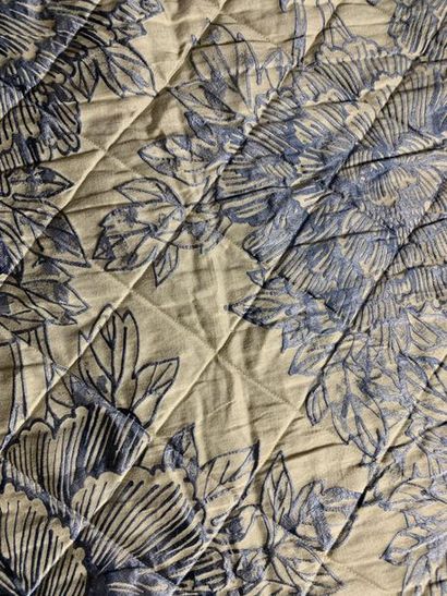 null Couvre lit en jacquart de coton beige décoré d'un réseau de grandes fleurs bleues...