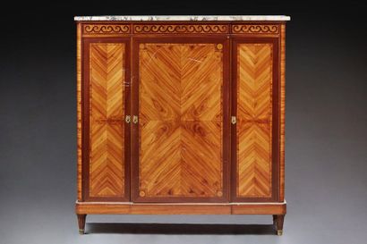 null Petite armoire à trois portes de style Louis XVI en placage de bois de rose...