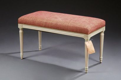 null Tabouret rectangulaire de style Louis XVI formant banquette en bois laqué crème...