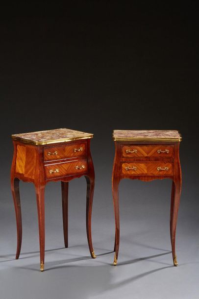 null Paire de tables de chevet de style Louis XV en bois de placage ouvrant par deux...