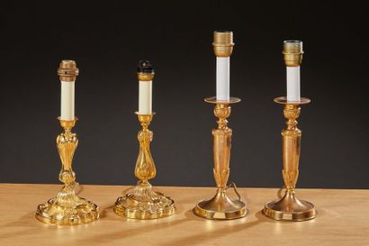 null Deux paires de flambeaux en métal doré, l'une de style Louis XV, l'autre de...