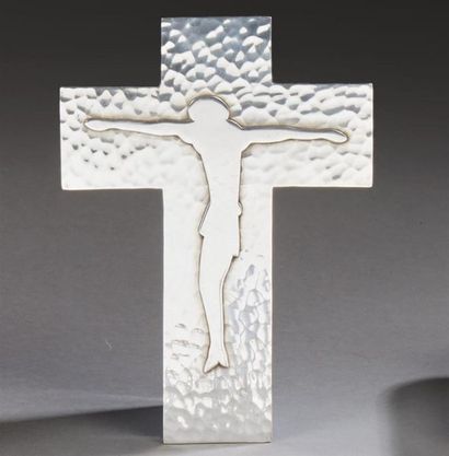 null Jean DESPRES (1889-1980) 

Crucifix en métal argenté martelé.

Signé à la pointe...