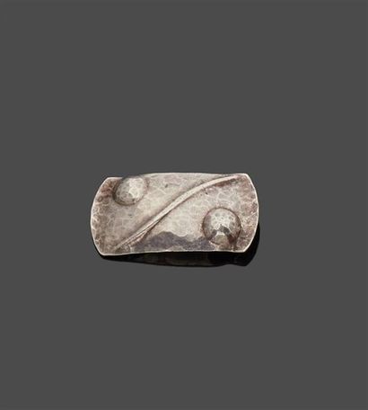 null Jean DESPRES (1889-1980) 

Petite broche rectangulaire en argent martelé à décor...