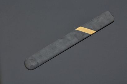 null Coupe-papier en métal noirci incrusté d'un bandeau en or 18 k (750 millièmes).

Poids...