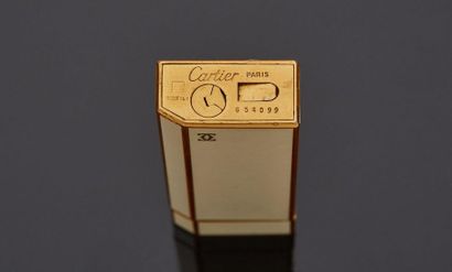 null CARTIER

Briquet en laque blanche et métal doré.

Signé et numéroté 654099

Hauteur...