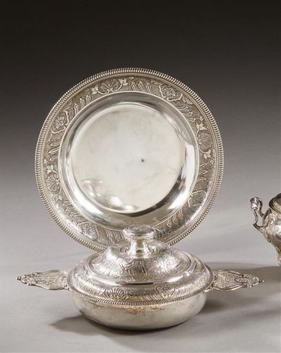 null CHAMBERY AVANT 1750

Ecuelle couverte en argent, la bordure moulurée de godrons,...