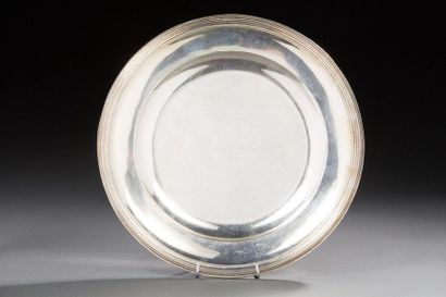 null TETARD Frères 
Grand plat rond en argent modèle à bords cannelés.
Poinçon Minerve...