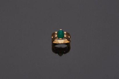 null Bague en or jaune 9 k (375 millièmes) ornée d'un cabochon de pierre verte.

Poids...