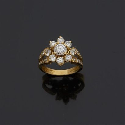null Bague fleur en or jaune 18 k (750 millièmes) sertie de diamants de taille moderne...