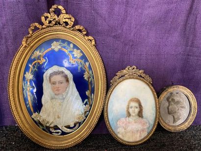 null Lot de deux miniatures peintes représentant des femmes et un médaillon en terre...