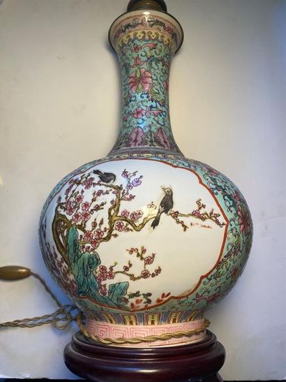null Vase en porcelaine de Chine à décor polychrome

Hauteur : 40 cm
