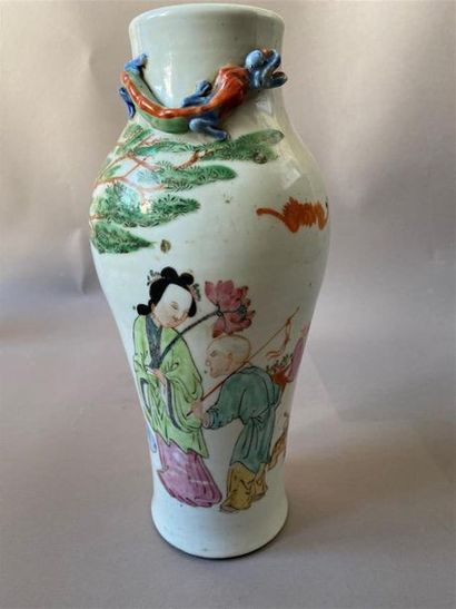 null Vase en porcelaine polychrome à décor de chinois, petit dragon en applique au...