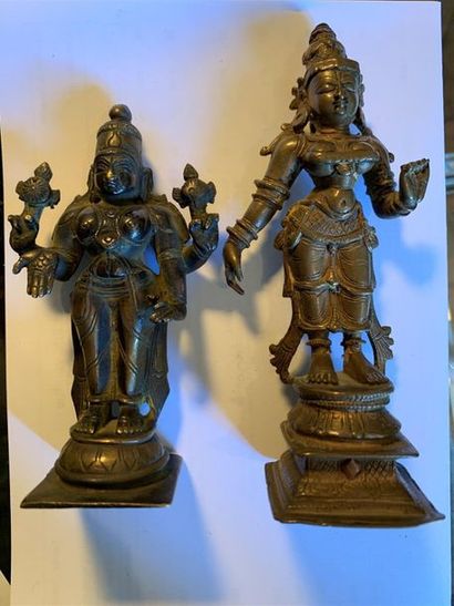 null Deux statuettes en bronze représentant des divinités indiennes

Hauteur : 14.5...