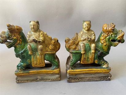 null Paire de personnages assis sur des lions bouddhiques en terre cuite vermissée,...
