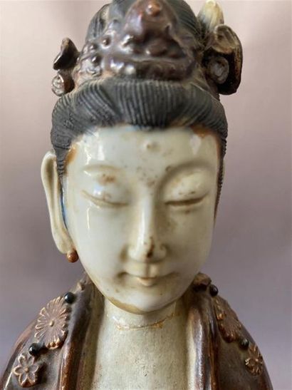 null Grande statuette Guanyin tenant un panier fleuri en céramique à glaçure couleur...