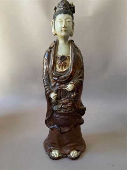null Grande statuette Guanyin tenant un panier fleuri en céramique à glaçure couleur...