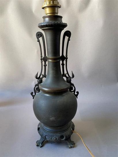 null Vase en bronze monté en lampe. Dans le goût chinois. XIXe siècle

Hauteur :...