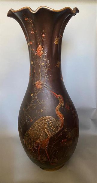 null Grand vase balustre en métal peint à décor de fleurs et cigognes (manque le...