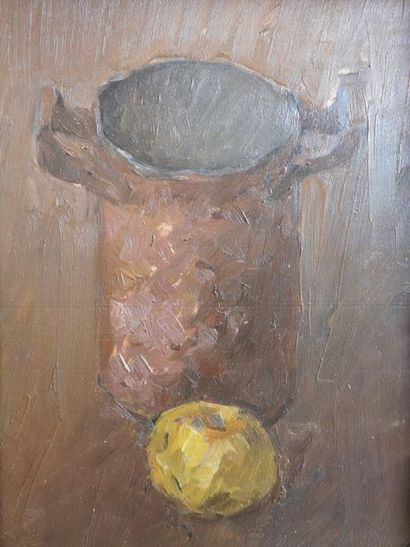 null Ecole MODERNE 
Nature morte à la pomme et au gobelet
Huile sur panneau (fente).
23...