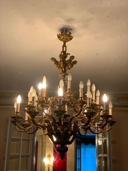 null Important lustre de style Louis XIV en bronze à trente bras de lumière sur trois...