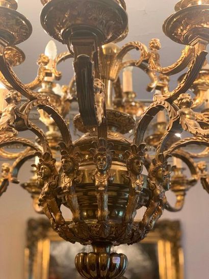 null Important lustre de style Louis XIV en bronze à trente bras de lumière sur trois...