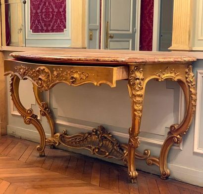null Large console de style Louis XV en bois doré à décor sculpté de rocailles et...