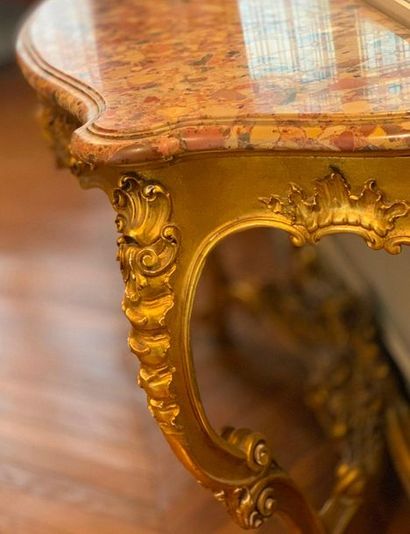 null Large console de style Louis XV en bois doré à décor sculpté de rocailles et...
