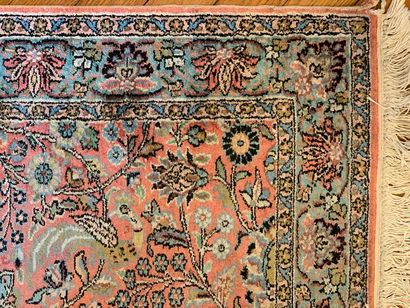 null Tapis galerie Cachemire en laine et soie représentant des feuillages stylisés...