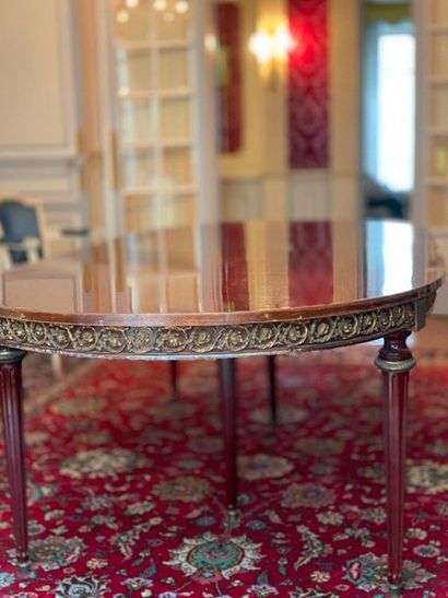 null Grande table de salle à manger de style Louis XVI à rallonges en bois verni...