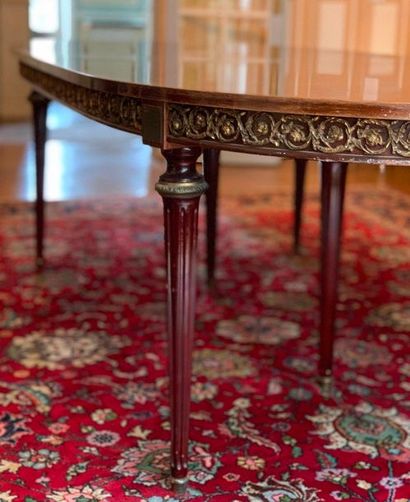 null Grande table de salle à manger de style Louis XVI à rallonges en bois verni...