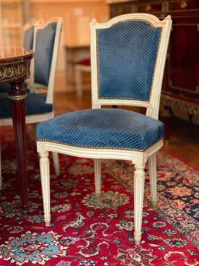 null Suite de huit chaises et deux fauteuils de style Louis XVI en bois laqué blanc...
