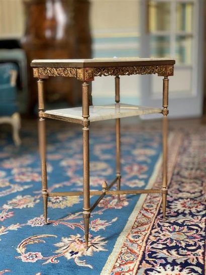 null Petite table d’appoint en bronze à décor ajouré de feuillages et frise ajourée...