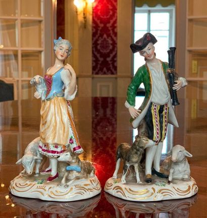 null Deux statuettes en porcelaine polychrome représentant des bergers dans le goût...