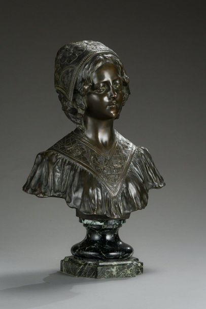 null Affortunato GORY (actif entre 1895 et 1925)

Buste de fillette au bonnet fleuri.

Bronze...
