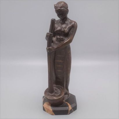 null Ecole française du XXe siècle.

Africaine pilant.

Bronze à patine brune et...