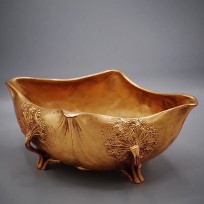 null Léon KANN (1859-1925)

Coupe en bronze doré à motifs ombellifères, les tiges...