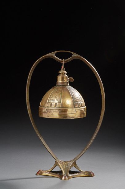 null Gustave SERRURIER BOVY (1858-1910)

Lampe en bronze aux lignes coup de fouet...
