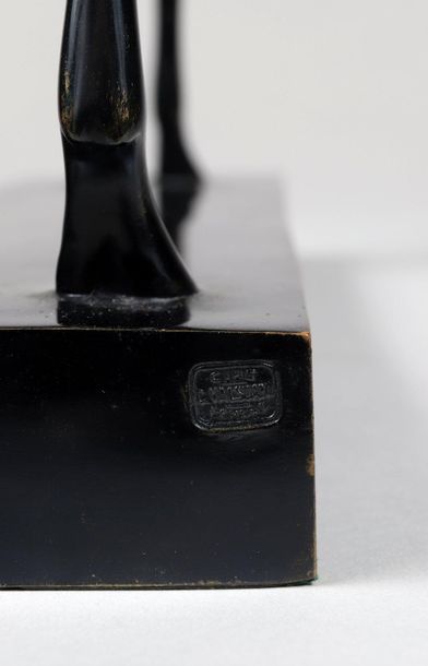 null François POMPON (1855 - 1933)

CERF VALSUANI 4/12

Bronze à patine noir brillant...