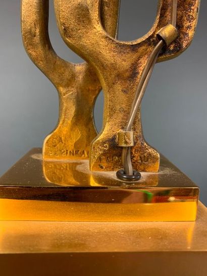 null Ph. G. PAPINEAU (XXème)

Lampe représentant un couple de figures en bronze doré,...