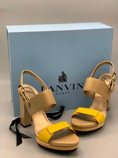 null LANVIN PARIS

Paire de sandales à talon en cuir jaune et gris

Pointure : 38...