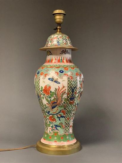 null Lampe constituée d'un vase couvert en porcelaine de Chine à décor des émaux...