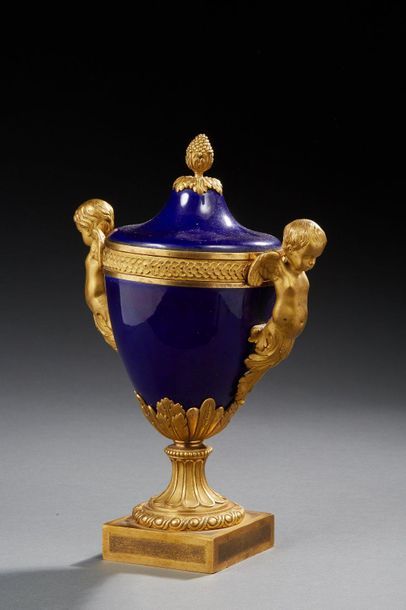 null Cassollette en porcelaine dite "bleu de Sèvres", monture bronze doré et amati...